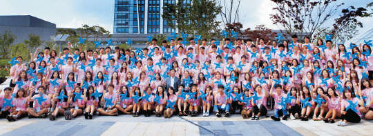 한국전력 대학생 서포터즈가 한전 사옥 앞에서 기념촬영을 하고 있다.     한국전력 제공